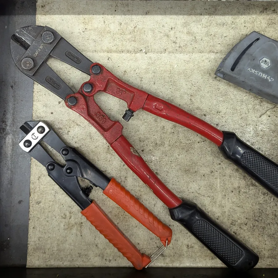 bolt cutter